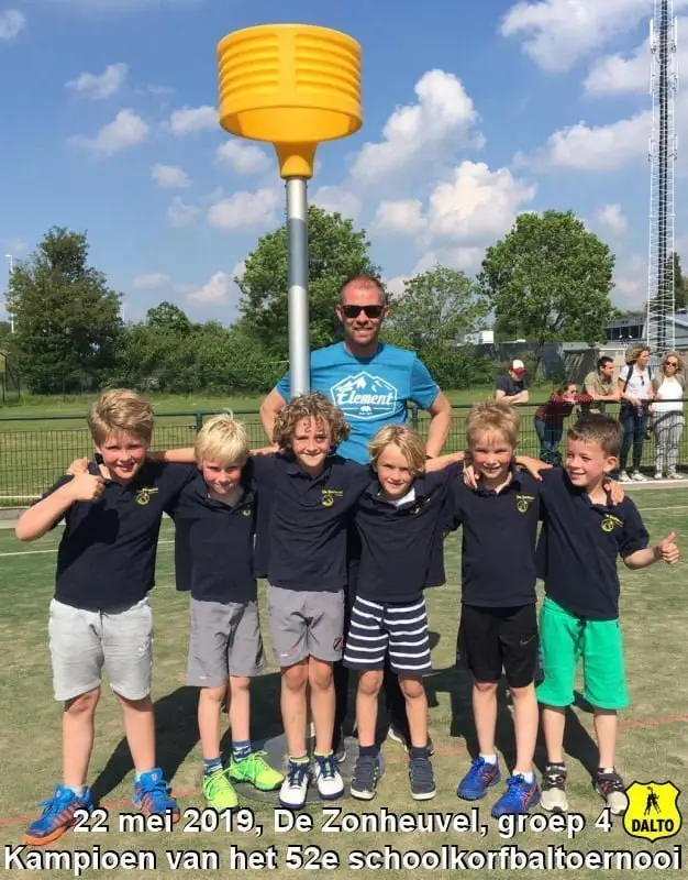 52e Dalto/Klaverblad Verzekeringen Schoolkorfbaltoernooi - de foto's 2 De Zonheuvel groep 4 kampioen