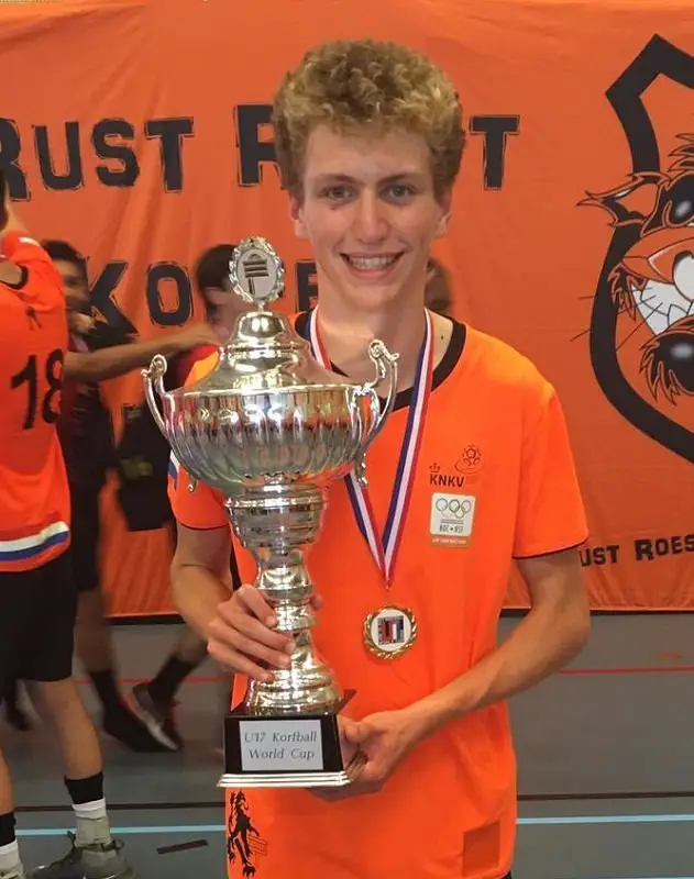 Daltospeler Kris Boere met de beker