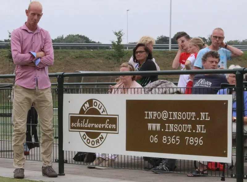 Nieuwe bordsponsor verwelkomd 1 Reclamebord IN-OUT Schilderwerken
