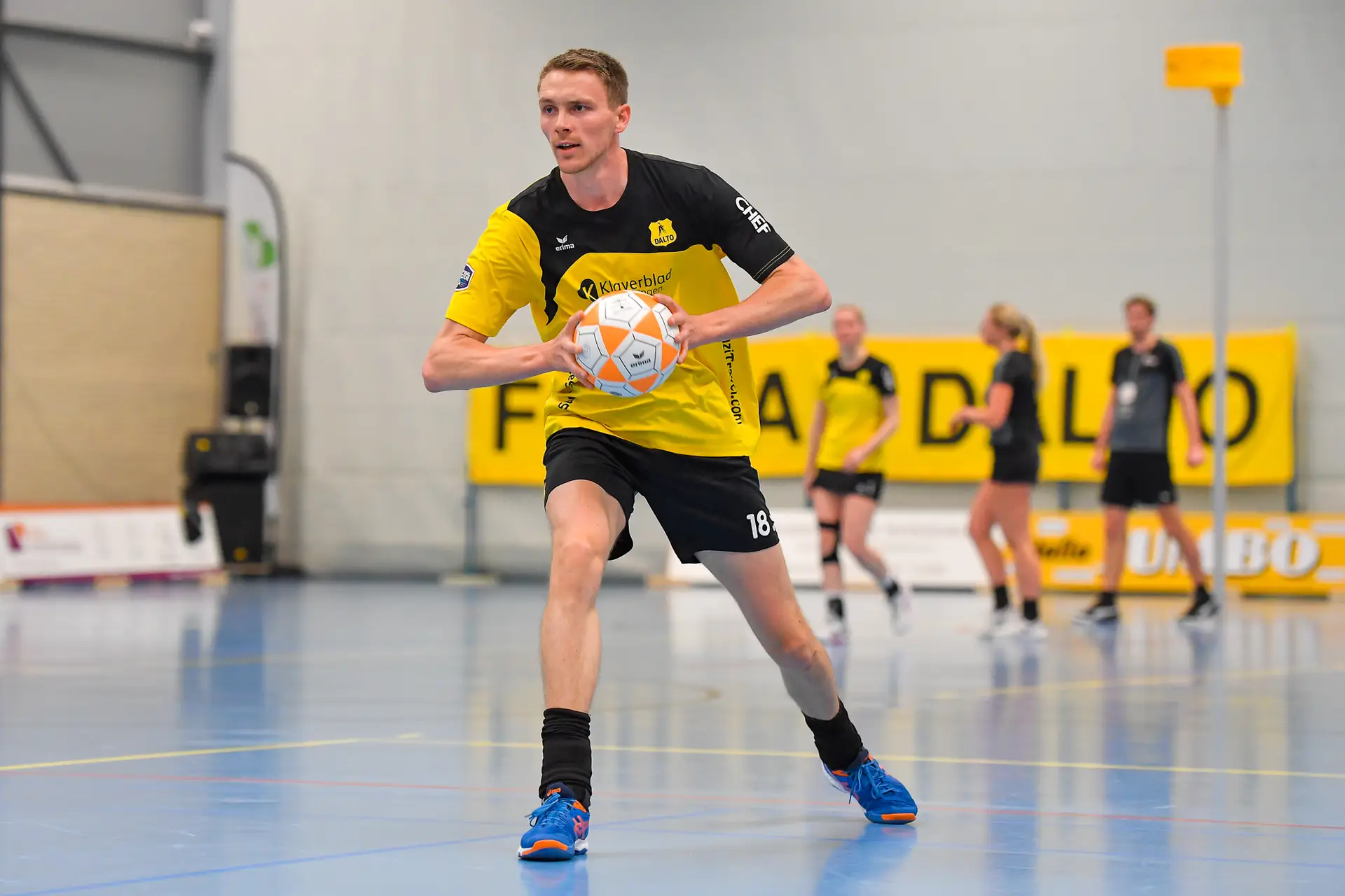 In de Stichtse Courant: Joost Wattel studeerde in Tanzania 1 Joost website - Dalto/Klaverblad Verzekeringen - Korfbal - Driebergen