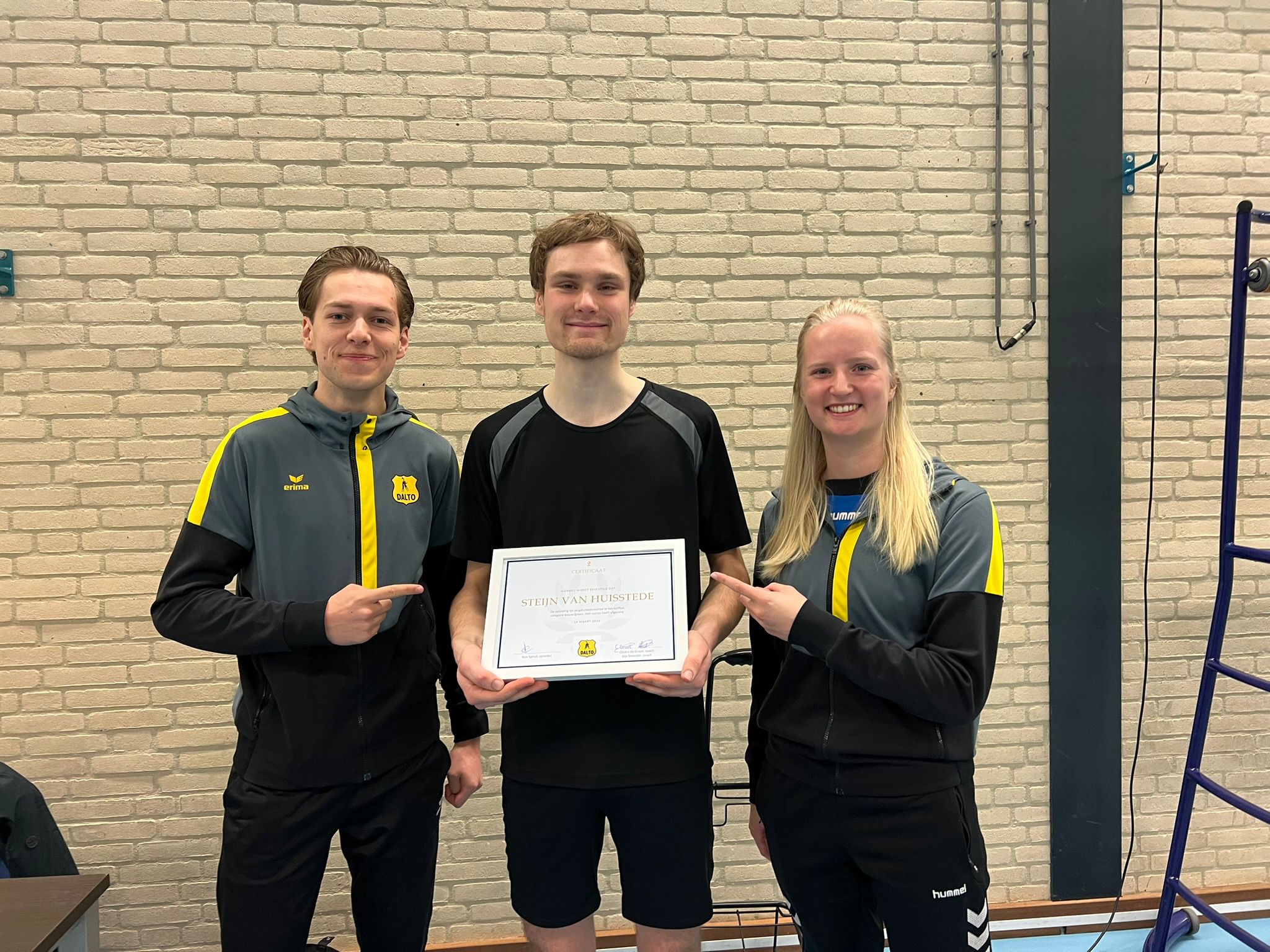 Terugblik zaalseizoen 2 Afscheid Steijn van Huisstede met certificaat maart 2026 - Dalto/Klaverblad Verzekeringen - Korfbal - Driebergen